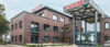 Modernes Schulte Firmengebäude aus rotem Klinker mit gläserner Eingangshalle und Büroräumen in Emsland