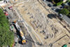 Luftaufnahme einer Baustelle mit Betonpumpe und Fundamentarbeiten für ein ALDI-Bauprojekt in Münster