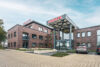 Modernes Schulte Bauunternehmen Gebäude mit Klinker-Fassade und gläsernem Eingangsbereich in zeitgemäßer Architektur